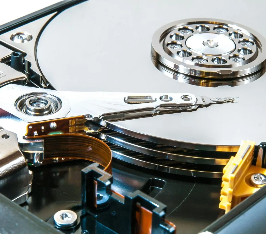 Infographic comparing SSD and HDD storage