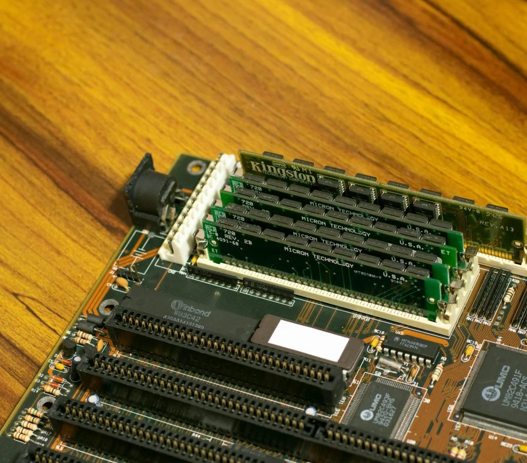 Illustration of CPU, cache memory, and RAM interaction