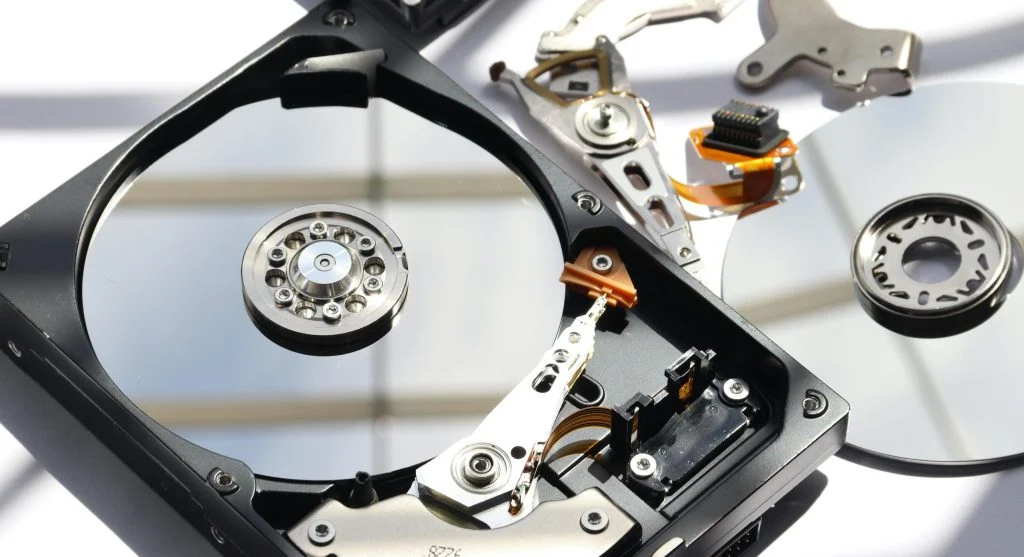 Infographic comparing SSD and HDD storage